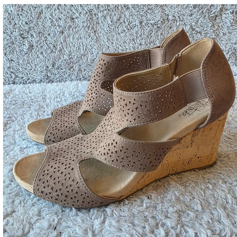 Life Stride Wedges‎ Heels Brown Faux Suede Laser Cutout Comfort Sandals 7.5M